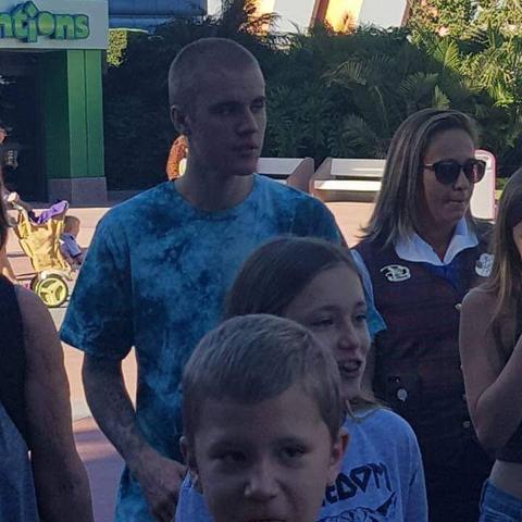Justin Bieber寸头新造型，时尚潮流重塑形象